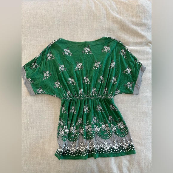 Lux Green V-Neck Top. Size small - Picture 5 of 9